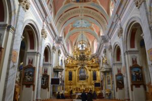 widok z nawy głównej kościoła na złocony ołtarz