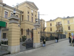 widoczna frontowa elewacja budynku sądu wraz z ogrodzeniem