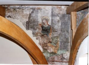 na ścianie widoczne malowidła