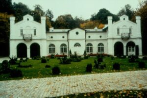 widok na front białego odnowionego dworu