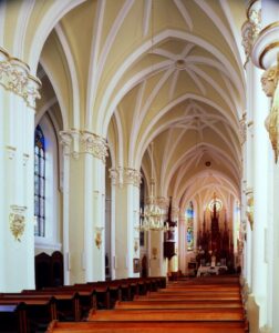 wnętrze kościoła widok na nawę główną