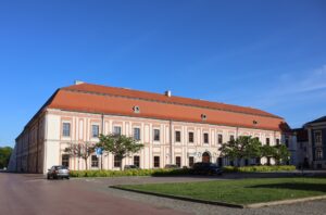 budynek odnowionej Akademii Zamojskiej w blasku wiosennych promieni słońca