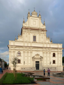 widok na front kościoła