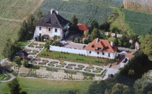 widok z lotu ptaka na założenie dworskie