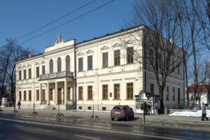 widok na elewację frontową budynku sądu w słoneczny dzień, miejscami widoczny śnieg.